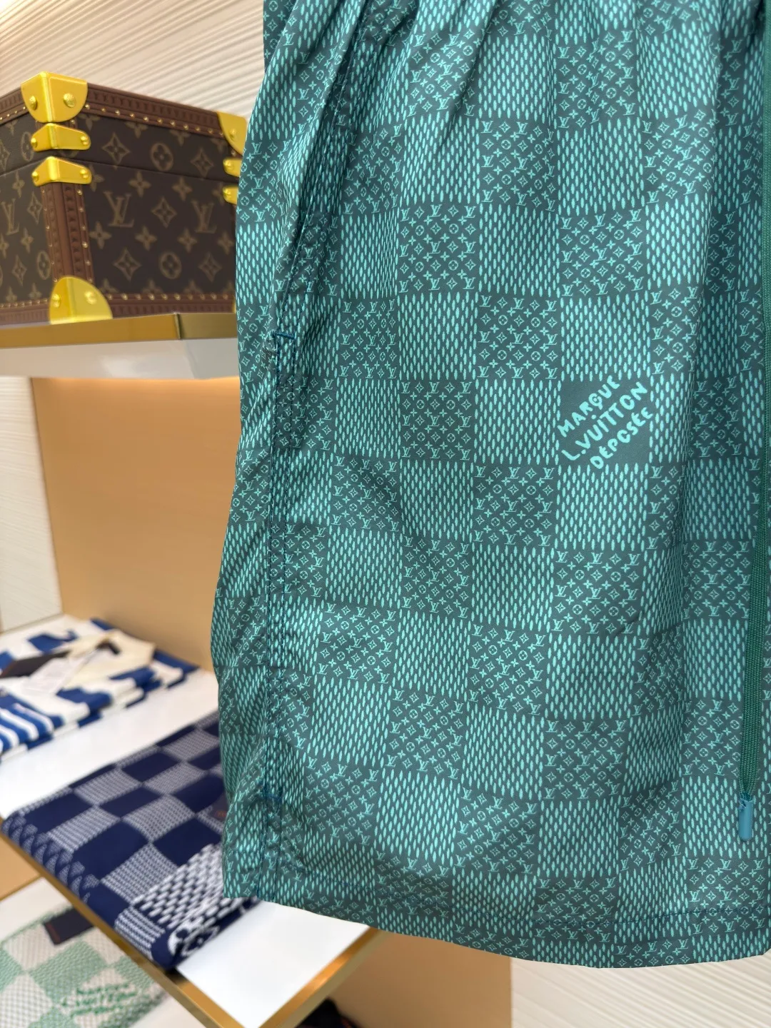 LOUIS VUITTON Printed Beach Pants Chess ●Authentic: Purchased and developed at 6950 ●Item No.: 1680015-A65 ●Fabric: nylon fabric ●Technology: Printing ●Version: Fitted version ●Weight: about 168 grams ●Size: The L.Vuitton déposé logo is integrated into the checkered pattern and can be paired with a matching T-shirt or for a casual look. It features a standard fit, all-over Damier Monogram print, drawstring elastic waist and side pockets. Cut and sew the flower position to restore the pattern effect. The overall wiring is straight and delicate, the fabric is comfortable and soft, and the color is consistent without color difference. It can be matched with the same style to create a fashionable look and control various occasions. Customized accessories, complete with three standards, same style for men and women!